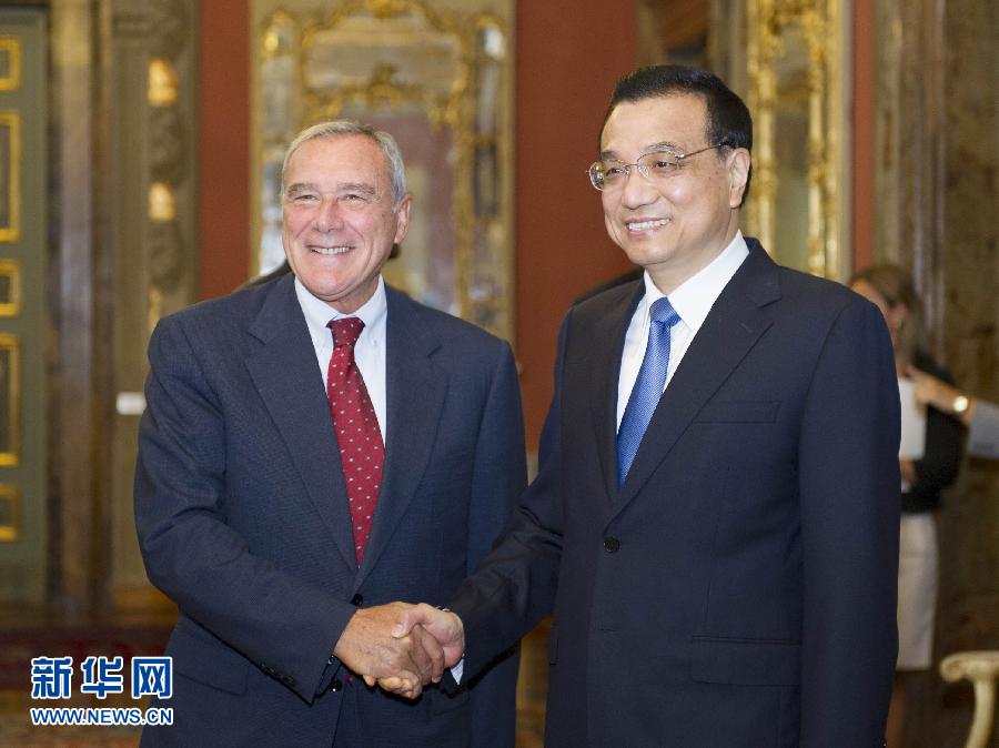 10月15日，中国国务院总理李克强在罗马会见意大利参议长格拉索。 新华社记者谢环驰摄 