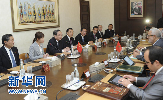 11月3日，全国政协主席俞正声在拉巴特会见摩洛哥政府首脑本·基兰。 新华社记者 张铎 摄