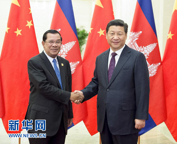 11月7日，中国国家主席习近平在北京人民大会堂会见柬埔寨首相洪森。新华社记者 王晔 摄 