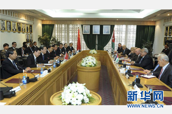 11月9日，正在约旦进行正式友好访问的全国政协主席俞正声在安曼与约旦参议长拉瓦比德进行会谈。 新华社记者 张铎 摄 