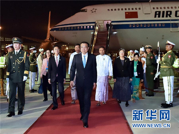 11月12日，应东盟轮值主席国缅甸联邦共和国总统吴登盛邀请，国务院总理李克强乘专机抵达内比都国际机场，出席第十七次中国－东盟（10+1）领导人会议、第十七次东盟与中日韩（10+3）领导人会议和第九届东亚峰会，并对缅甸进行正式访问。新华社记者 李涛 摄 