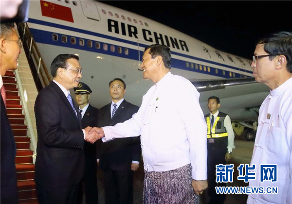 这是缅甸政府高级官员到机场迎接李克强总理。新华社记者 鞠鹏 摄 