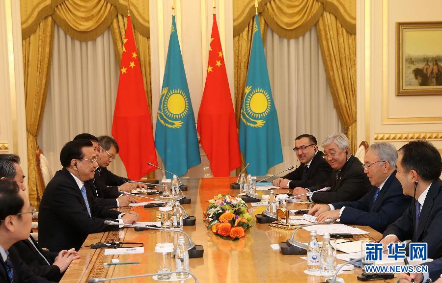 12月14日，国务院总理李克强在阿斯塔纳会见哈萨克斯坦总统纳扎尔巴耶夫。 新华社记者 庞兴雷 摄