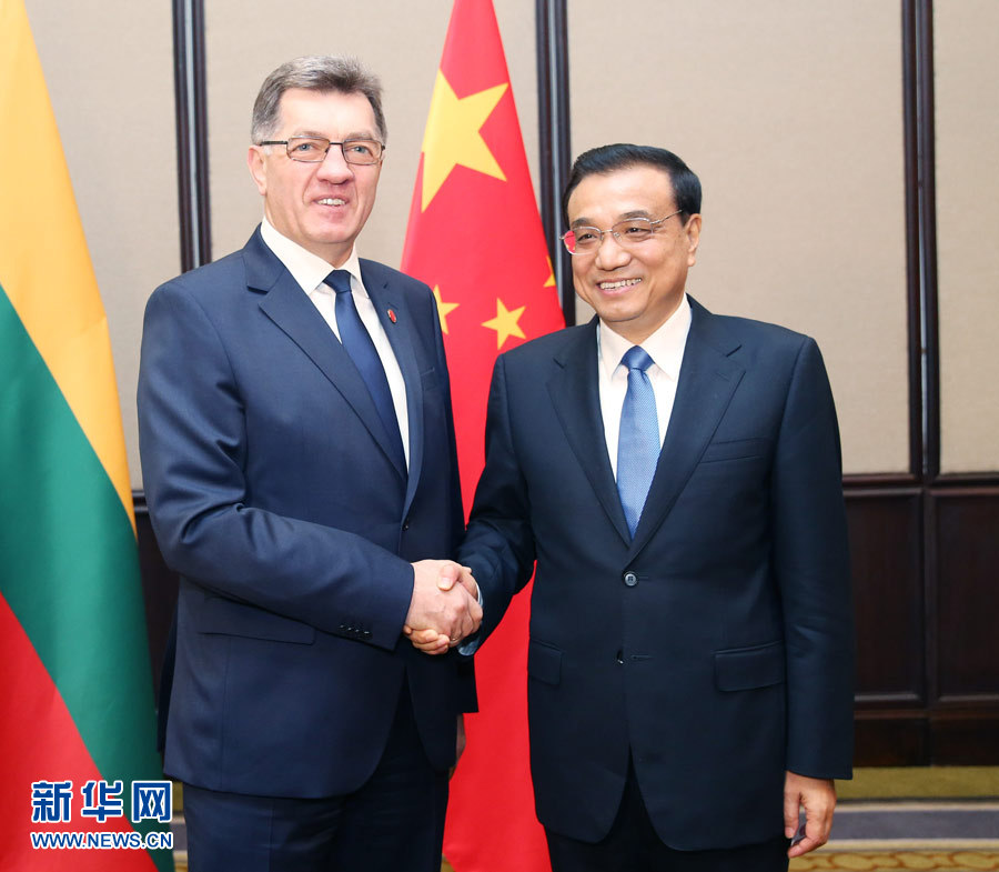  12月17日，中国国务院总理李克强在贝尔格莱德会见立陶宛总理布特克维丘斯。 新华社记者姚大伟摄 
