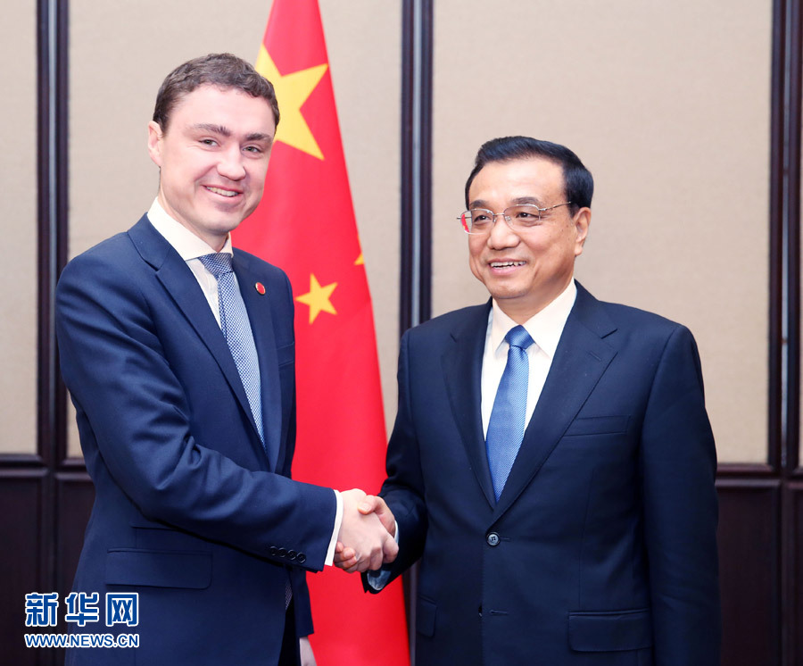 12月17日，中国国务院总理李克强在贝尔格莱德会见爱沙尼亚总理罗伊瓦斯。 新华社记者姚大伟摄 