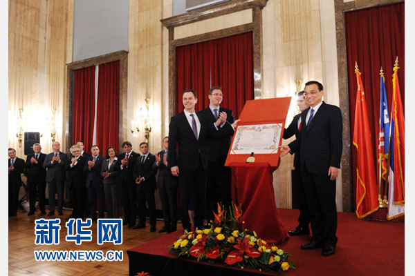 12月18日，中国国务院总理李克强在贝尔格莱德市政厅接受“贝尔格莱德荣誉市民”证书，塞尔维亚总理武契奇陪同出席。随后，李克强同塞各界知名人士亲切会见并互动交流。新华社记者 饶爱民 摄