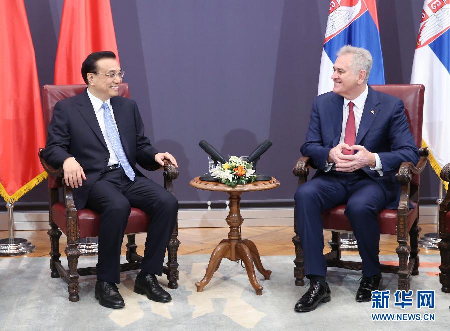 12月18日，中国国务院总理李克强在贝尔格莱德会见塞尔维亚总统尼科利奇。 新华社记者姚大伟摄 