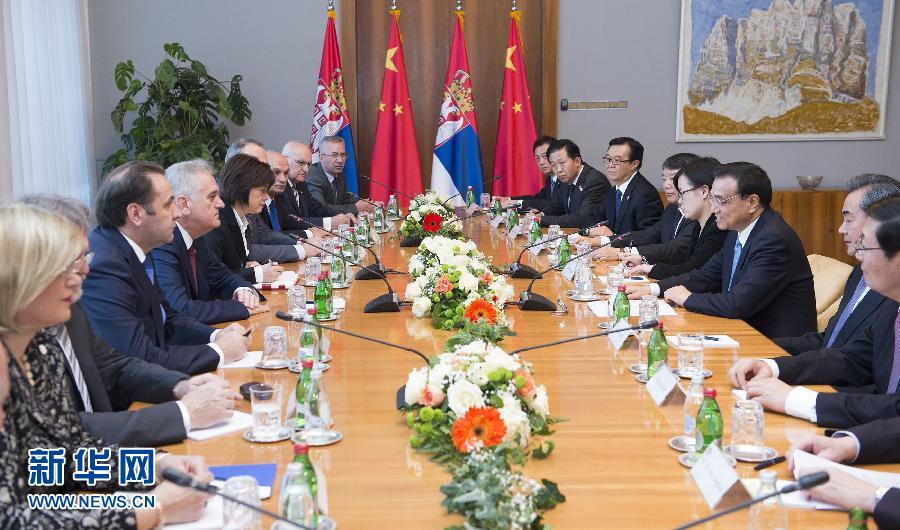 12月18日，国务院总理李克强在贝尔格莱德会见塞尔维亚总统尼科利奇。 新华社记者 黄敬文 摄 