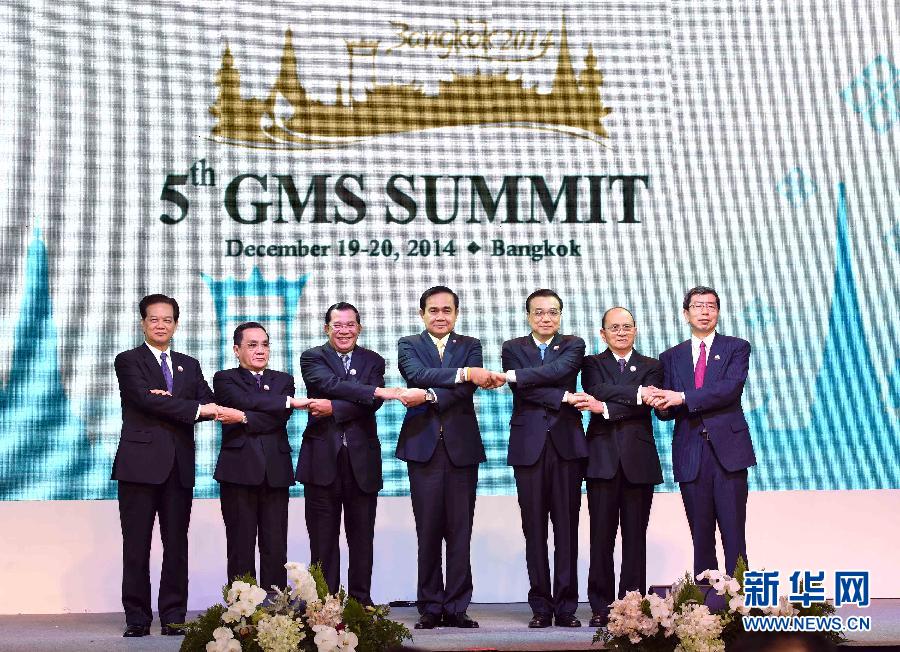 12月20日，中国国务院总理李克强在曼谷出席大湄公河次区域经济合作领导人第五次会议。这是与会领导人集体合影。 新华社记者饶爱民摄 