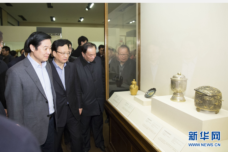 1月4日，中共中央政治局委员、中央书记处书记、中宣部部长刘奇葆参观在北京国家博物馆举办的“丝绸之路”文物展。 新华社记者 黄敬文 摄