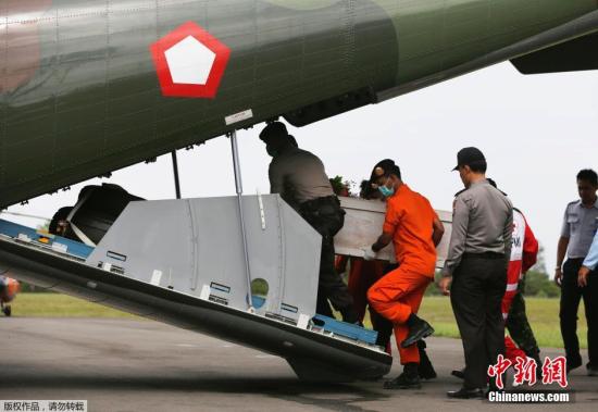 印尼打捞亚航客机机身再次失败 已打捞70具遗体
