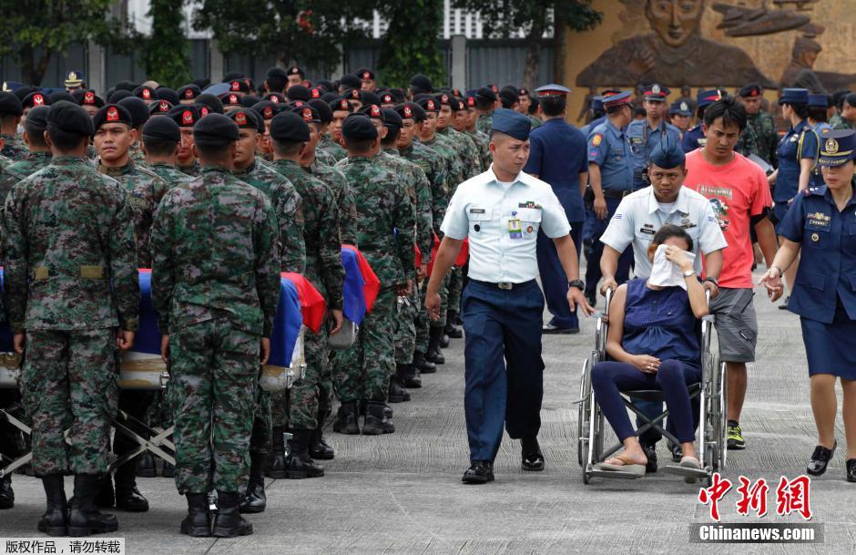 菲律宾44名遇难特警遗体运抵马尼拉