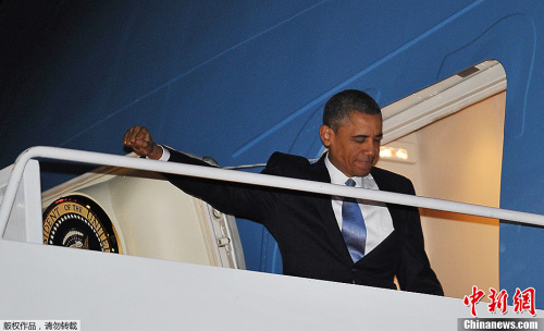 美国总统奥巴马登上“空军一号”。
