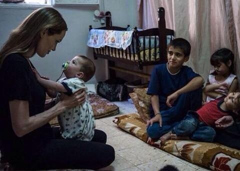安吉丽娜·朱莉访问叙利亚难民营