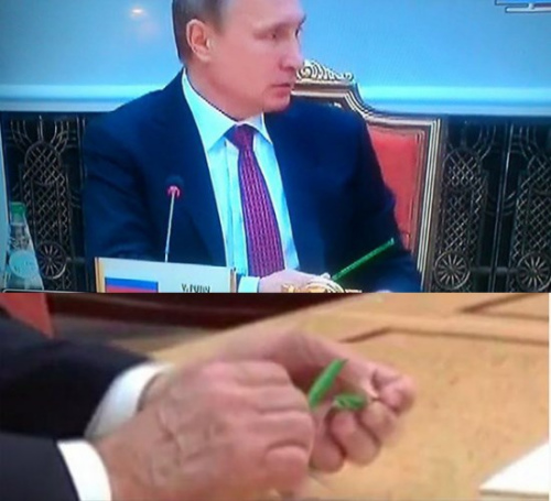 外媒报道，普京在明斯克会谈期间折断了自己的笔。