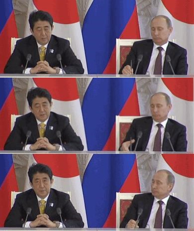 在与日本首相安倍晋三举行的联合记者会上，普京“走神”玩笔。