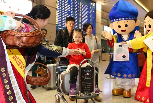 韩商家为抢中国游客出奇招 消费满额赠纯金羊和机票