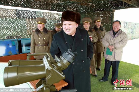 当地时间2015年2月21日，据朝鲜《劳动新闻》报道，金正恩近日视察朝鲜人民军岛屿火力攻击演习，并在现场指导工作。 图片来源：东方ic 版权作品 请勿转载