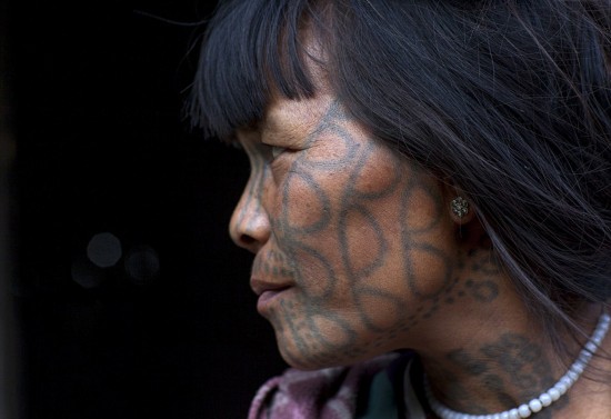 探秘缅甸古老部落奇特风俗:女性以满脸刺青为美(组图)