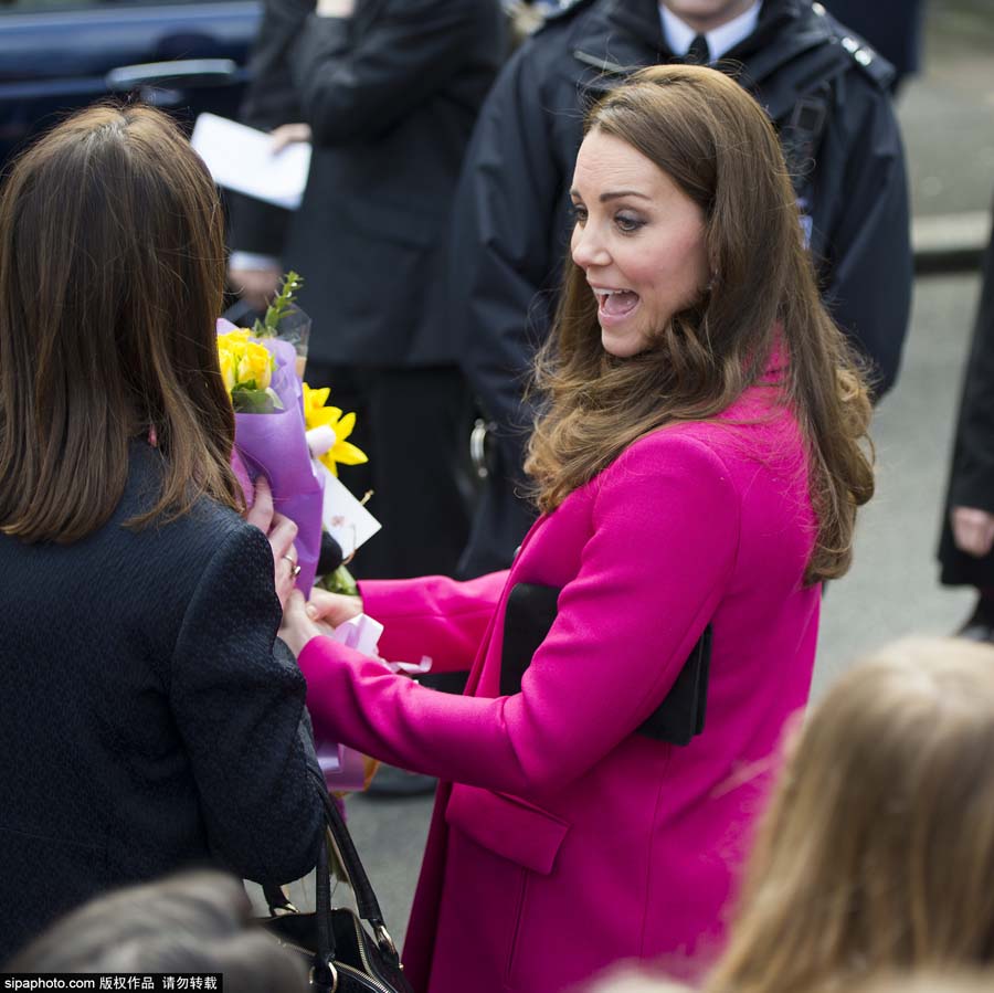 凯特王妃访问慈善机构 收鲜花开心大笑