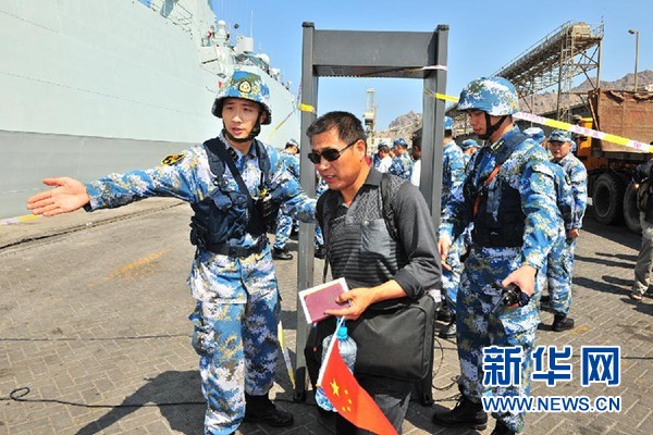 2015年3月29日中午，中国海军第十九批护航编队临沂舰抵达也门亚丁港（Aden），准备撤离的中国同胞进行安全检查。