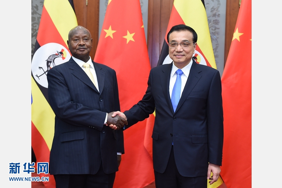 3月31日，国务院总理李克强在北京人民大会堂会见来华进行国事访问并出席博鳌亚洲论坛2015年年会的乌干达总统穆塞韦尼。 新华社记者张铎 摄
