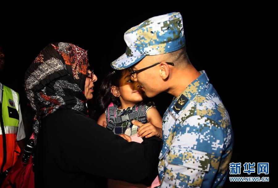 4月2日，在吉布提共和國吉布提港，一名外籍小女孩（中）在臨別前親吻一名臨沂艦艦員，向照顧她的中國海軍告別。