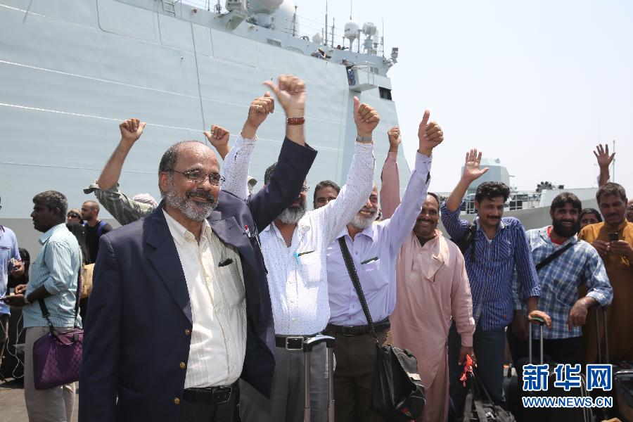 4月2日，在也门亚丁港，外籍人员向临沂舰官兵竖起大拇指，表示感谢。