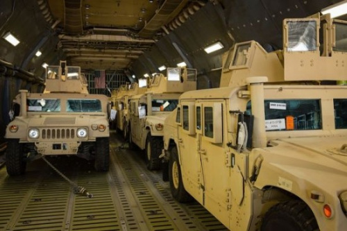 资料图片：美军向乌克兰政府军提供的装备。