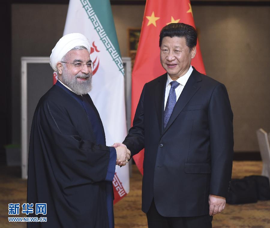 4月23日，国家主席习近平在雅加达会见伊朗总统鲁哈尼。 新华社记者 张铎 摄