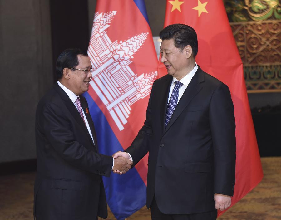 4月23日，国家主席习近平在雅加达会见柬埔寨首相洪森。新华社记者张铎摄 
