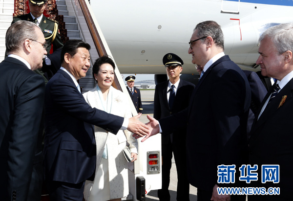 习近平和夫人彭丽媛在机场受到俄罗斯政府高级官员热情迎接。新华社记者 鞠鹏 摄 