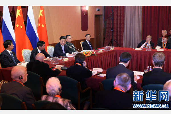 5月8日，国家主席习近平在莫斯科会见俄罗斯援华专家和亲属代表。 新华社记者 马占成 摄