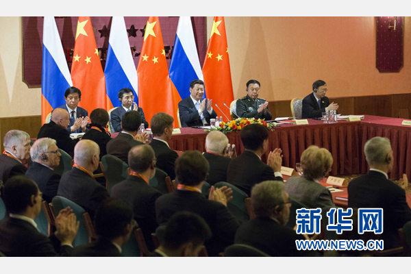 5月8日，国家主席习近平在莫斯科会见俄罗斯援华专家和亲属代表。 新华社记者 黄敬文 摄