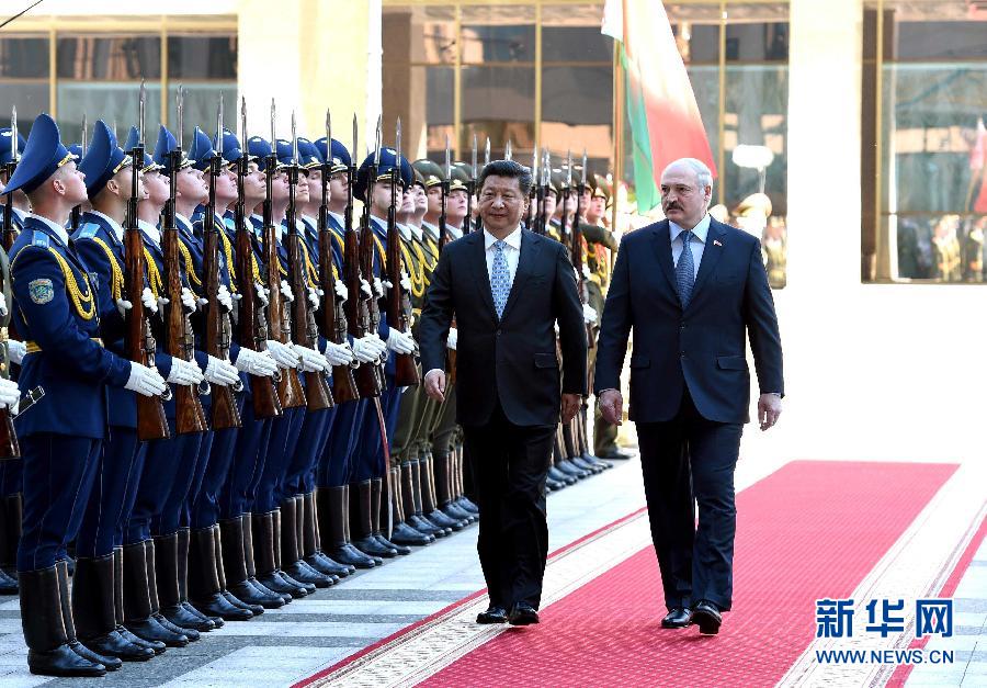 5月10日，国家主席习近平在明斯克出席白俄罗斯总统卢卡申科举行的欢迎仪式。 新华社记者 饶爱民 摄