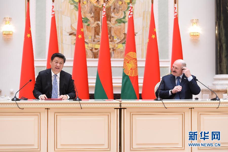 5月10日，国家主席习近平在明斯克同白俄罗斯总统卢卡申科举行会谈。这是会谈后，习近平与卢卡申科共同会见记者。新华社记者谢环驰摄 
