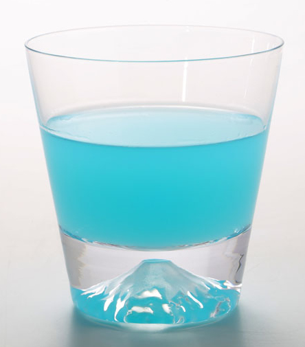 玻璃杯中有富士山?山体颜色随饮料改变