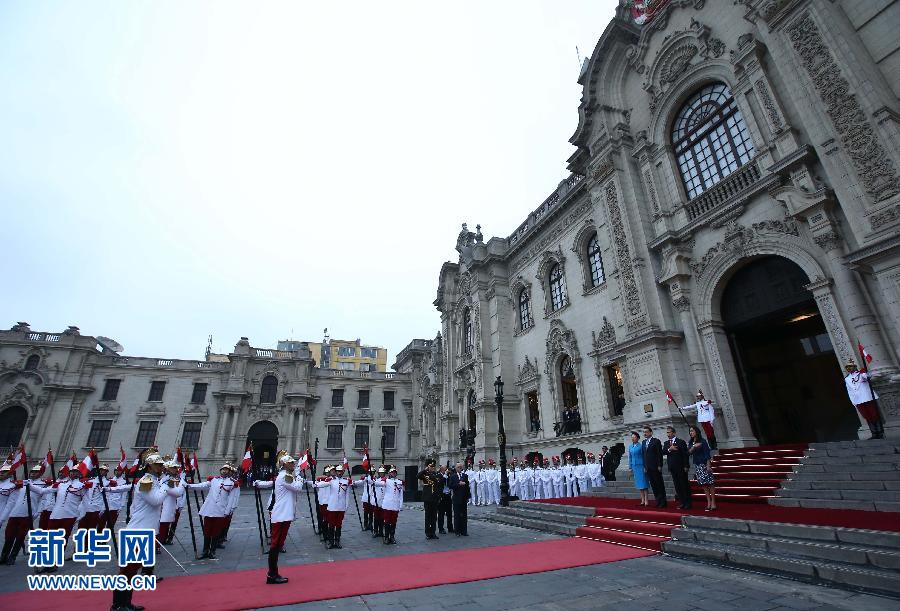 当地时间5月22日下午，中国国务院总理李克强出席秘鲁总统乌马拉在总统府广场举行的隆重的欢迎仪式。 新华社记者 庞兴雷 摄 