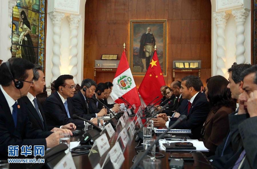 当地时间5月22日下午，中国国务院总理李克强在利马总统府同秘鲁总统乌马拉举行会谈。 新华社记者 刘卫兵 摄 