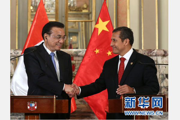 当地时间5月22日下午，中国国务院总理李克强在利马同秘鲁总统乌马拉举行会谈后共同会见记者。 新华社记者 庞兴雷 摄