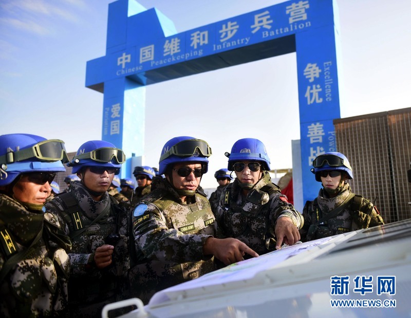 当地时间2015年5月22日，中国首支维和步兵营正式受领南苏丹朱巴市区巡逻任务，我维和官兵昂首走上“战位”宣示和平力量。