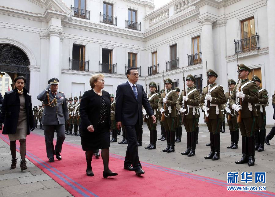 当地时间5月25日上午，中国国务院总理李克强在圣地亚哥出席智利总统巴切莱特举行的隆重欢迎仪式。 新华社记者丁林摄 