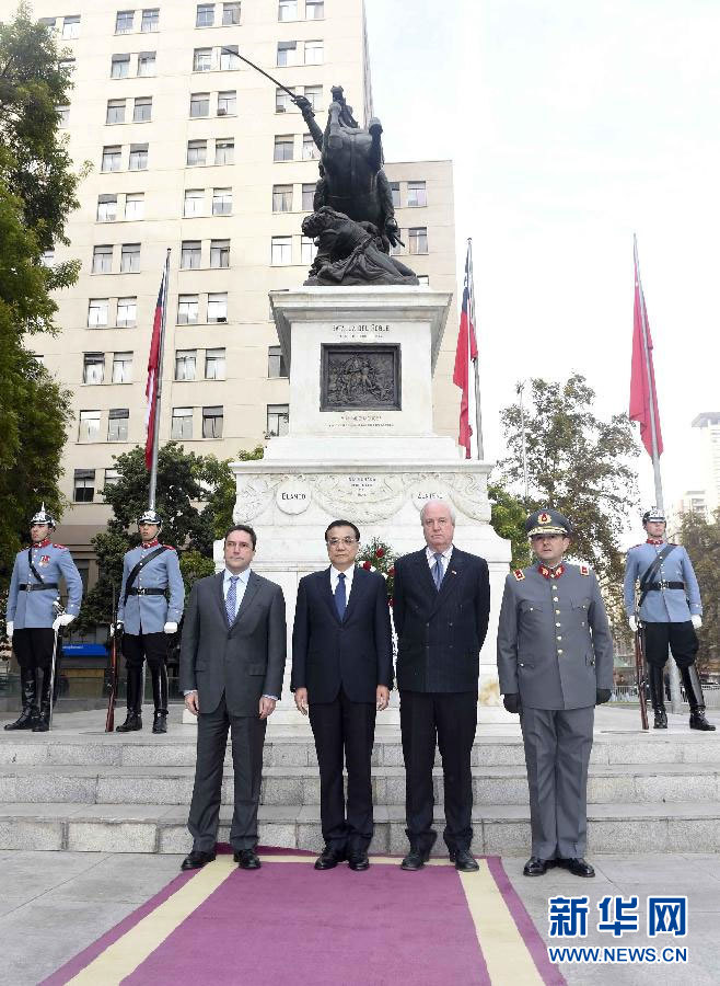 当地时间5月25日，中国国务院总理李克强在圣地亚哥向奥希金斯纪念碑敬献花圈。 新华社记者 张铎 摄