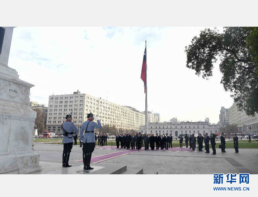 当地时间5月25日，中国国务院总理李克强在圣地亚哥向奥希金斯纪念碑敬献花圈。 新华社记者 张铎 摄 