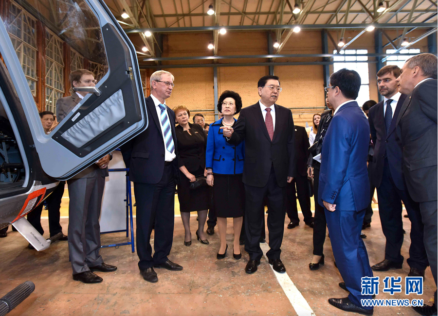  6月10日，全国人大常委会委员长张德江在俄罗斯参观访问喀山直升机厂。 新华社记者李涛 摄