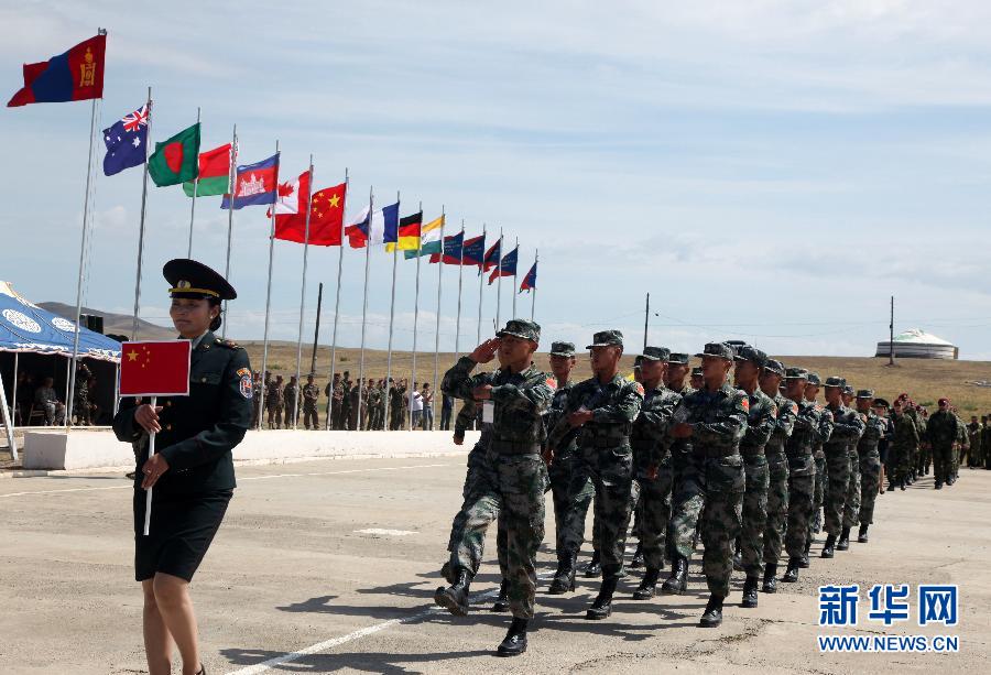 2015年6月20日，在蒙古国首都乌兰巴托以西65公里处的综合训练中心，中国分队通过主席台接受检阅。