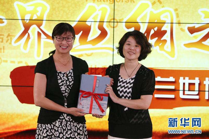 湖州市副市长闵云向国家图书馆赠送钱山漾文化