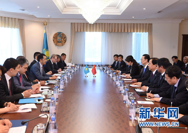 6月25日，中国国务院副总理张高丽在阿斯塔纳与哈萨克斯坦第一副总理萨金塔耶夫举行会谈。 新华社记者高洁摄
