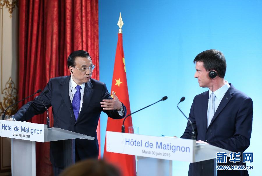 当地时间6月30日下午，中国国务院总理李克强在同法国总理瓦尔斯会谈后共同会见记者。 新华社记者马占成摄
