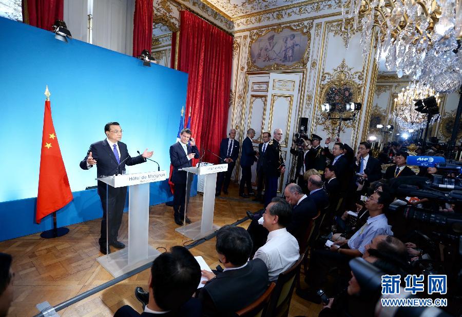 当地时间6月30日下午，中国国务院总理李克强在同法国总理瓦尔斯会谈后共同会见记者。 新华社记者马占成摄
